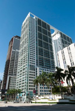 Pazar sabahı Miami şehir merkezi manzarası hala boş (Florida)). 