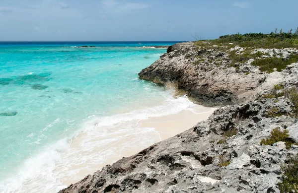 Vista Panorámica Una Costa Rocosa Half Moon Cay Aguas Color — Foto de Stock