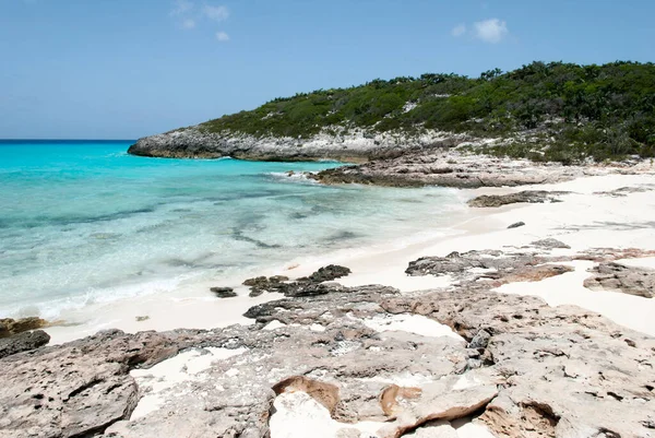 Issız Bir Adada Kumlu Kayalık Sahil Turkuaz Renkli Manzarası Bahamalar — Stok fotoğraf