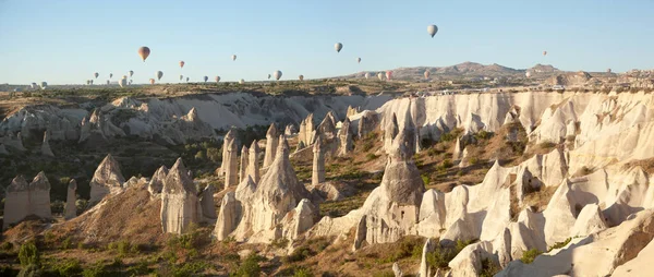 Vue Panoramique Nombreux Montgolfières Survolant Des Rochers Érodés Cappadoce Tôt — Photo