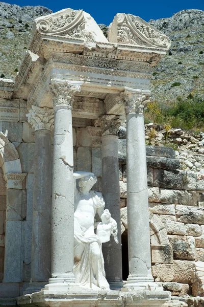 Δεξί Μέρος Κρήνης Κίονες Και Άγαλμα Στην Αρχαία Ελληνική Πόλη — Φωτογραφία Αρχείου