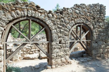 Olimpos antik Yunan kentindeki (Türkiye) depoların kalıntıları).