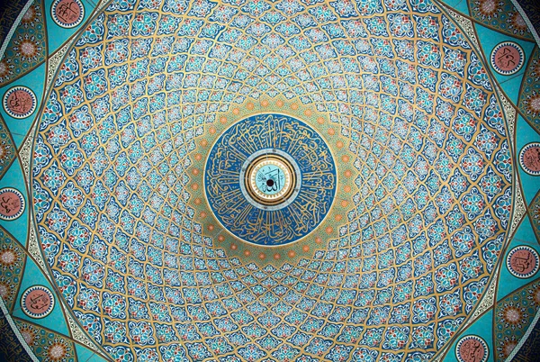 ケメルリゾートタウン最大のモスク内のカラフルなドームインテリアの眺め トルコ — ストック写真