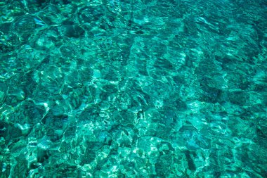 Suluada adası sahilindeki kristal berrak parlak suyun soyut görüntüsü (Türkiye).