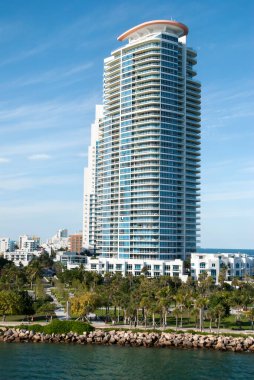 Miami South Beach binaları ve bir liman parkı manzarası (Florida).
