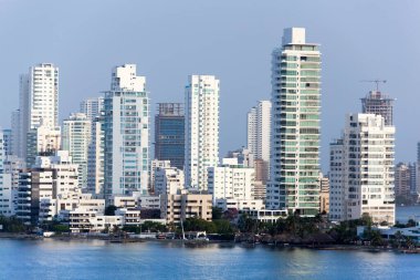Cartagena 'daki modern beyaz renkli konut binalarının sabah manzarası (Kolombiya)).