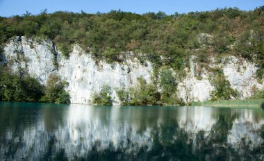 UNESCO (Hırvatistan) tarafından korunan ünlü Plitvice Gölleri Ulusal Parkı 'na yansıyan bir gölün panoramik görüntüsü).