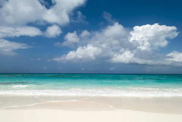 Scenic View Empty Colorful Beach Half Moon Cay Uninhabited Island — Stock Photo, Image