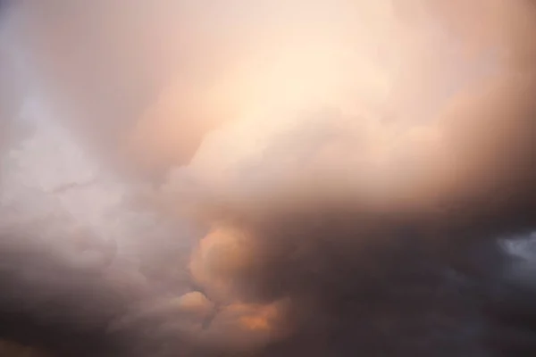 Die Dramatischen Orangen Dunklen Wolkenformationen Während Des Sonnenuntergangs Litauen — Stockfoto