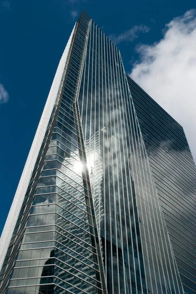 Absztrakt Kilátás Egy Modern Felhőkarcoló Tükörképe Egy Másik Épület Miami — Stock Fotó