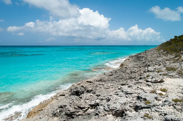 Vista Panorámica Una Costa Rocosa Color Turquesa Playa Deshabitado Half — Foto de Stock