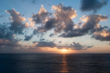 Cozumel Adası 'ndan (Meksika) renkli bulutlarla gün batımının manzarası). 