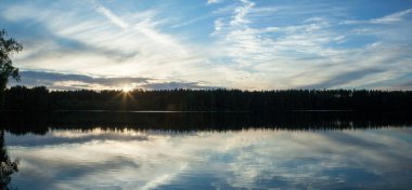 Baltis (Beyaz) Gölü 'nün panoramik gün batımı manzarası, sudan yansıyan bulut yansımaları (Litvanya)).