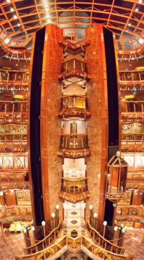 Cam asansörlü renkli bir yolcu gemisinin dikey panoramik görüntüsü..