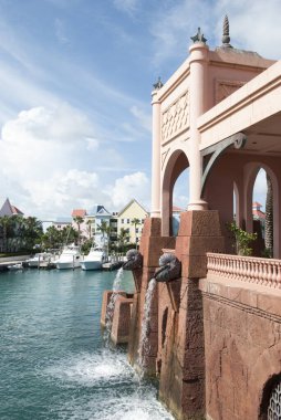 Cennet Adası 'nda (Bahamalar) marina kenarında akan suyu olan dış yüzey.).