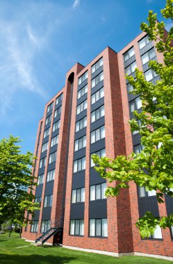 Günümüz modern tuğlalarının yaz manzarası Sydney kasabasında inşa edilmiştir (Nova Scotia, Kanada).