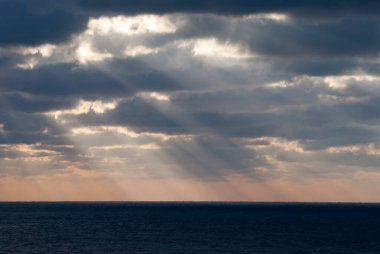 Akşam güneşi Grand Bahama adası yakınlarındaki kara bulutların arasından düşüyor..