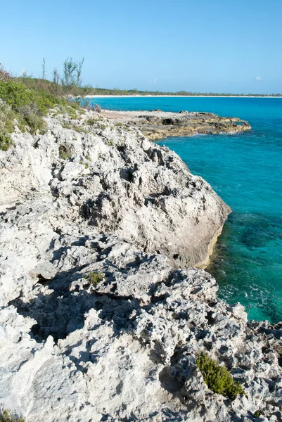 Yarım Cay Adası Ndaki Bahamalar Kumlu Plajın Yanındaki Keskin Kayalık — Stok fotoğraf