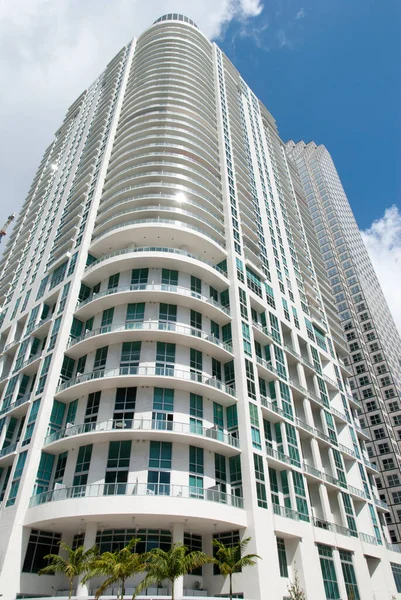 Grand Bâtiment Résidentiel Couleur Blanche Dans Centre Miami Floride — Photo