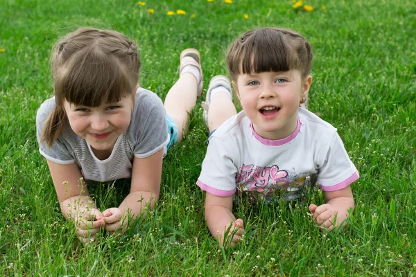 Kinderen op gras — Stockfoto