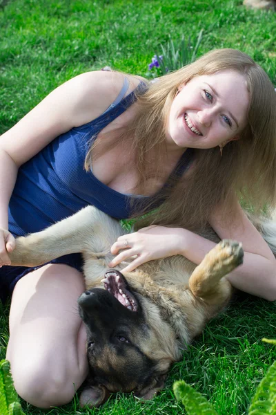 Meisje met hond — Stockfoto