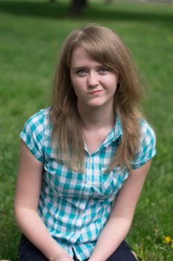 Kız çimlerin üzerine