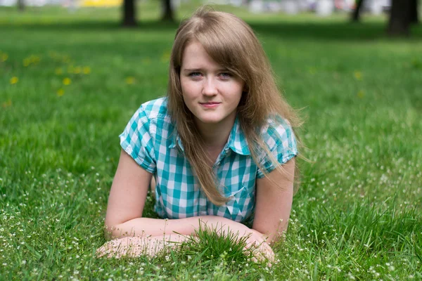 Dziewczyna na trawie — Zdjęcie stockowe