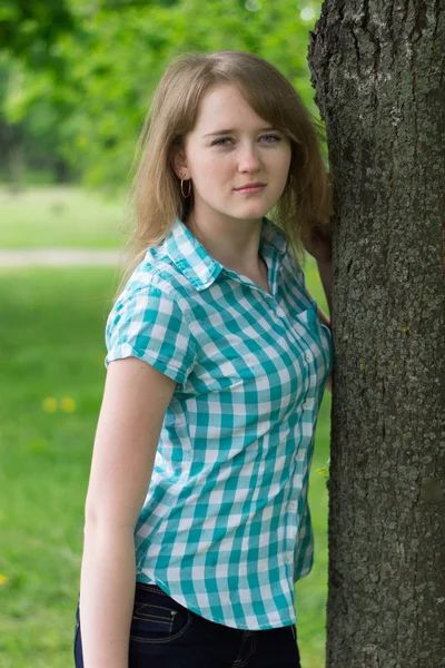 Девушка возле дерева — стоковое фото