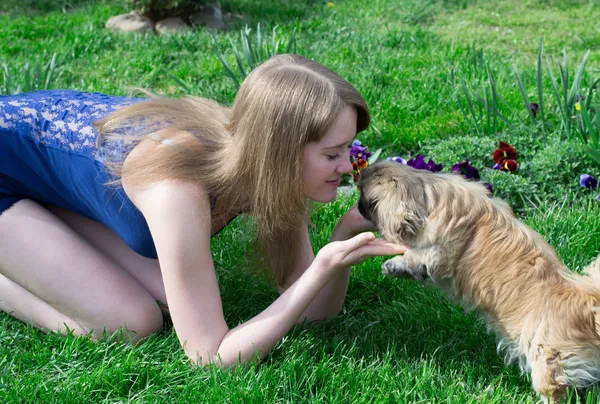 Meisje met hond — Stockfoto