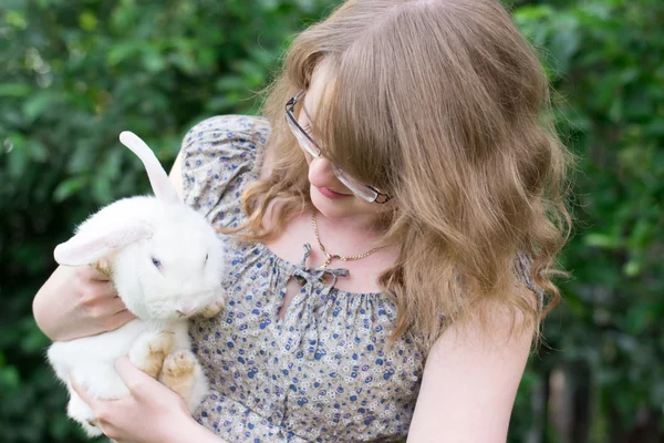 Fille avec lapin sur les mains — Photo