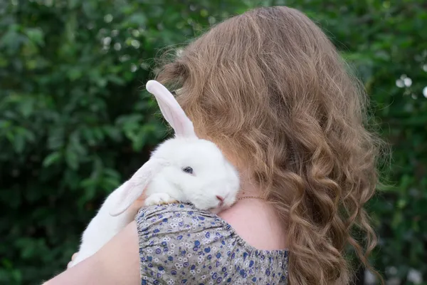 tavşan elleri ile kız