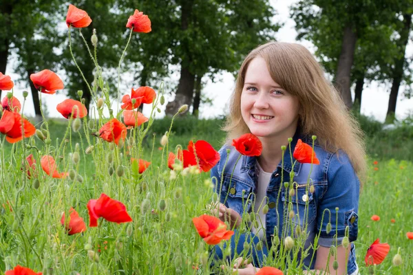 Chica con amapolas rojas — Foto de Stock