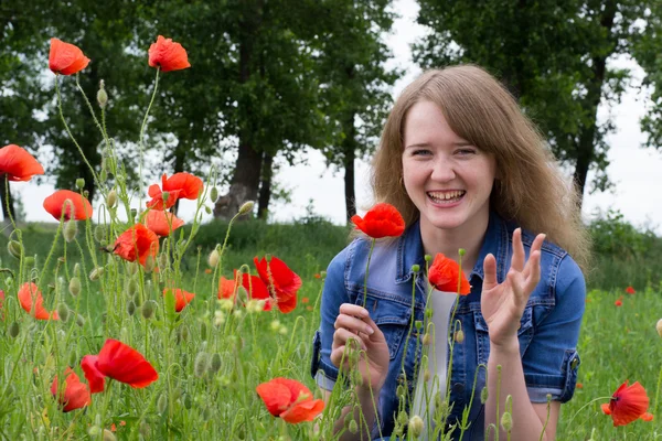 Chica con amapolas rojas — Foto de Stock