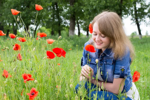 Mädchen mit roten Mohnblumen — Stockfoto