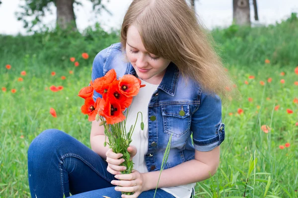 Mädchen mit roten Mohnblumen — Stockfoto