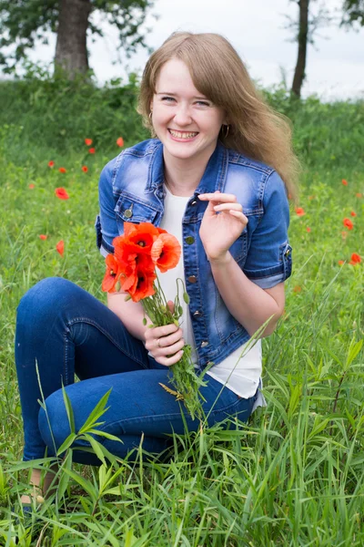 Fille avec des coquelicots rouges — Photo