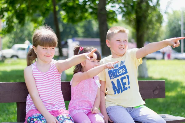 Kolme lasta näyttää käsi — kuvapankkivalokuva