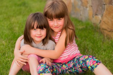 iki küçük çocuk çim