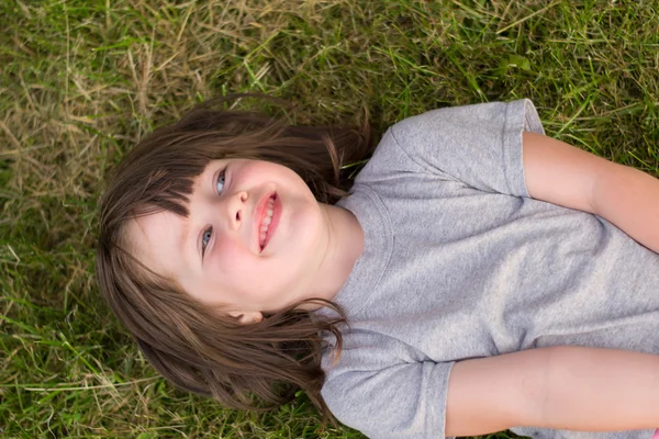 Petite fille sur l'herbe — Photo