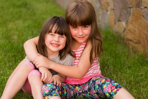 Dwoje małych dzieci na trawie — Zdjęcie stockowe