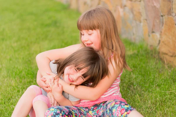 Dwoje małych dzieci na trawie — Zdjęcie stockowe