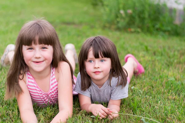 Twee kleine kinderen op het gras — Stockfoto