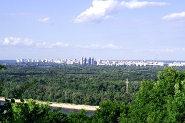 Yeşil ağaçlarıyla çevrili Kiev panorama
