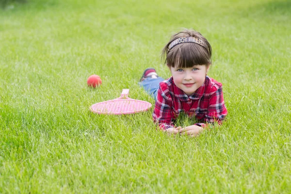 Petite fille sur l'herbe — Photo