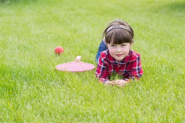 Niña en la hierba — Foto de Stock