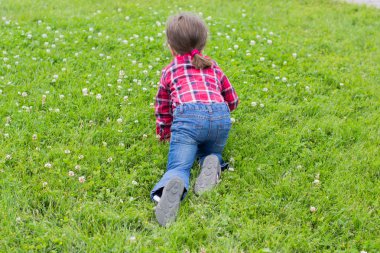 çimenlerin üzerinde küçük kız