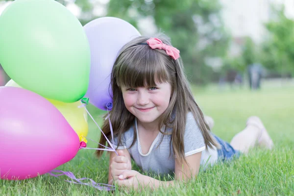 Balonlu küçük kız — Stok fotoğraf