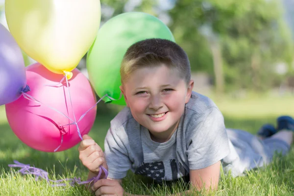 Liten pojke med ballonger, — Stockfoto