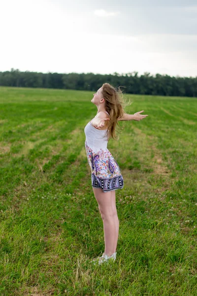 Meisje in een veld — Stockfoto