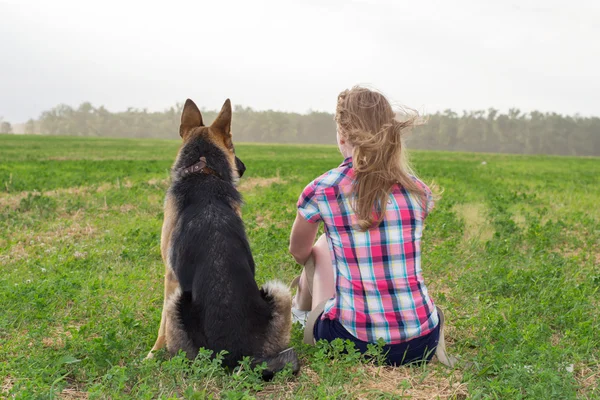 Alman kurdu ile kız